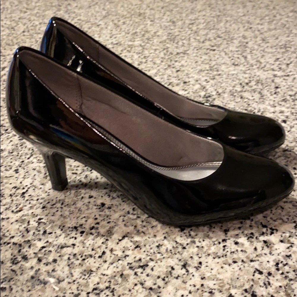 Life Stride Women’s black patent high heeled shoes